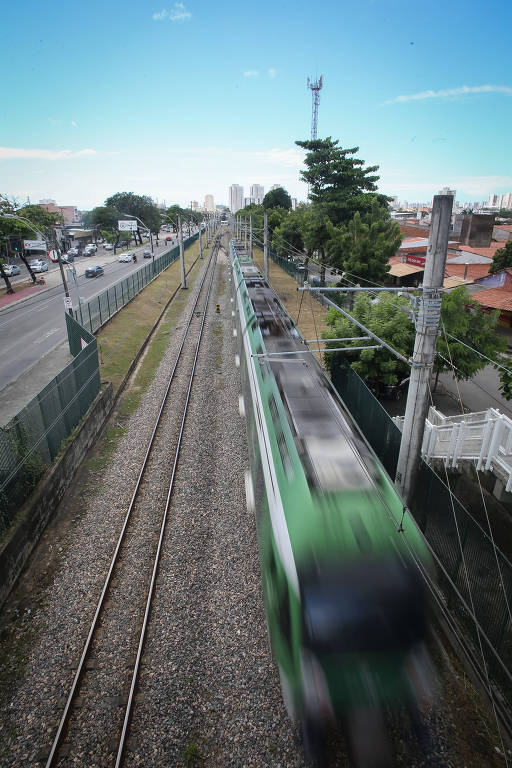 Trem do metrô de Fortaleza ao lado da avenida Presidente Vargas