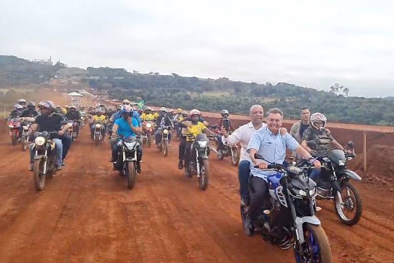 O presidente Jair Bolsonaro em motociata em Jataí (GO)
