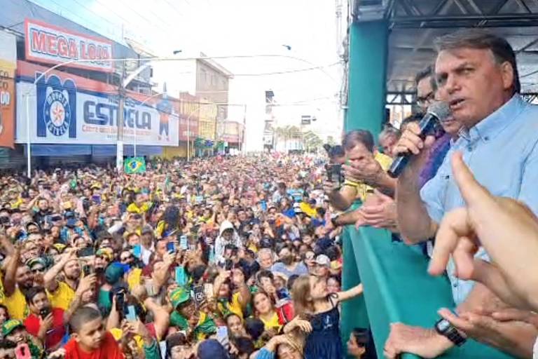 O presidente Jair Bolsonaro fala a apoiadores em Jataí (GO)

