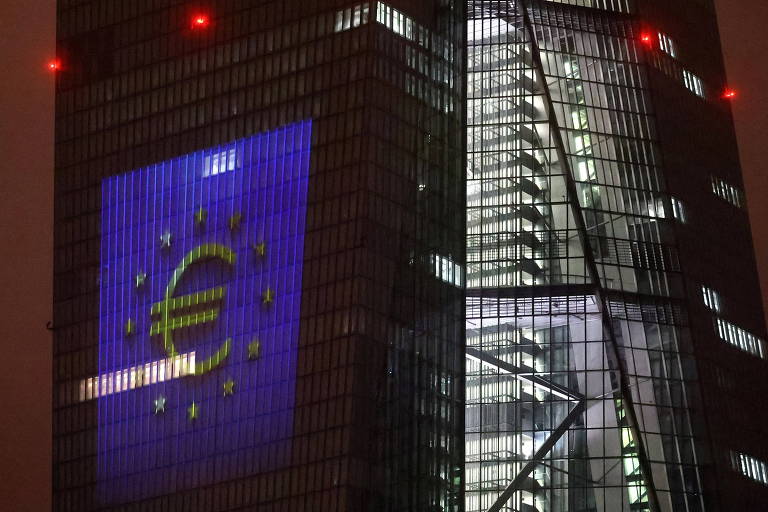 FILE PHOTO: European Central Bank (ECB) headquarters building is seen during sunset in Frankfurt, Germany, January 5, 2022. REUTERS/Kai Pfaffenbach/File Photo ORG XMIT: FW1