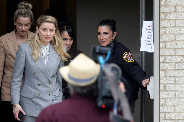 Amber Heard se irrita com pergunta sobre o filme 'Aquaman', em tribunal