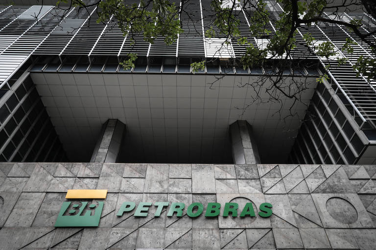 Petrobras atrasa venda de refinarias em meio a trocas de presidente