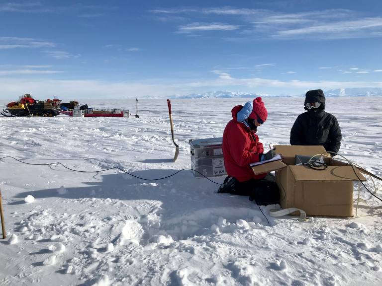 Chloe Gustafson e a alpinista Meghan Seifert instalando uma estação de medida magneto-telúrica na Antártida ocidental