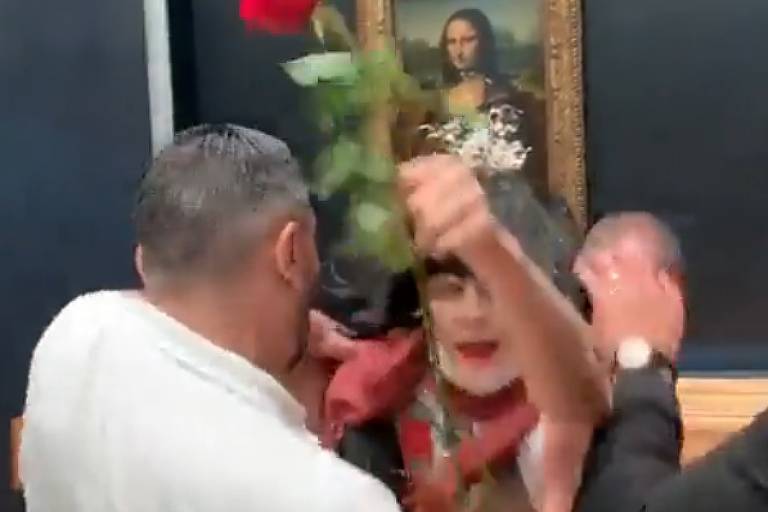 Ativista climático atinge a 'Mona Lisa', no Museu do Louvre, com pedaço de bolo