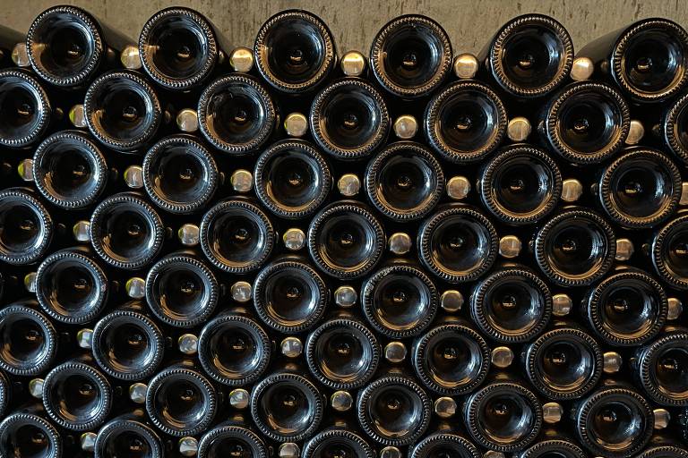  Garrafas de espumante empulhadas de forma alternada da vinícola Santa Maria no Vale do Baú