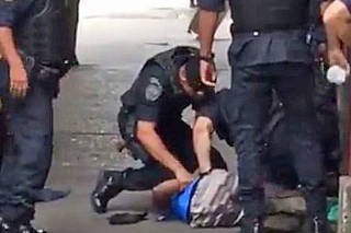 Guarda-civil de São Paulo ajoelha sobre pescoço de homem durante abordagem