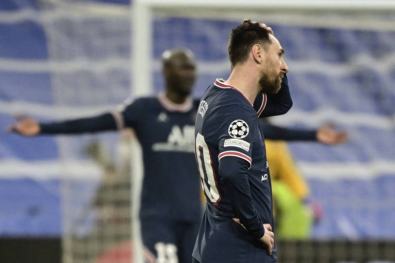 Com a mão esquerda na cabeça, Messi lamenta gol marcado por Benzema, do Real Madrid, no jogo em que o PSG foi eliminado da Champions League