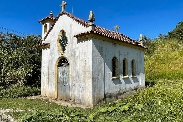 Vista lateral da capela em mau estado de conservação