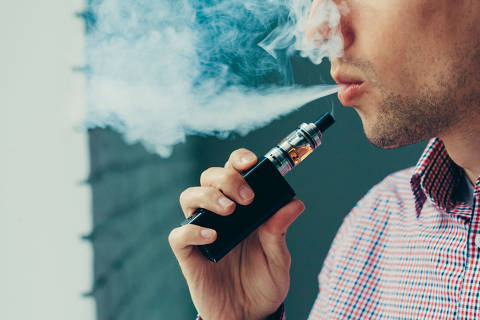 Close up on a man exhaling vapor from an electronic cigarette  (Foto: Fotofabrika/Adobe Stock )