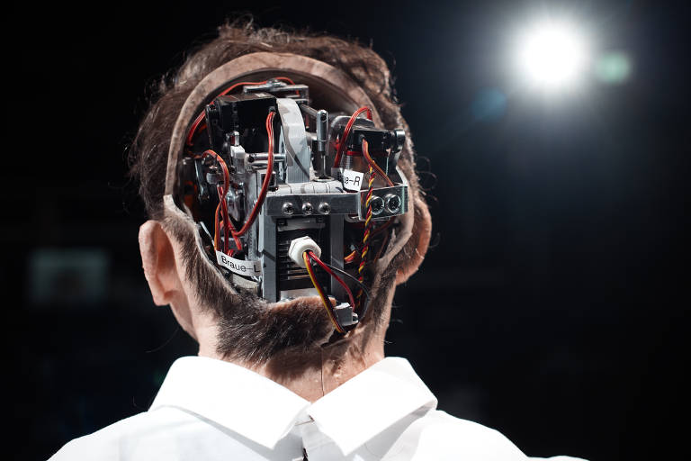 O termo serve para descrever um fenômeno que parece ter saído da série britânica 'Black Mirror'. É quando um robô é tão parecido com uma pessoa de carne e osso que chega a causar medo, angústia e incômodo nos seres humanos. Na foto, cena da peça 'Vale da Estranheza' dirigida por Stefan Kaegi