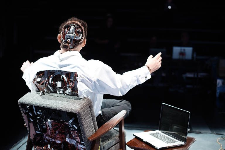 Segundo Mori, há um limite no grau de interação entre pessoas e máquinas no qual, robôs que reproduzem gestos humanos são vistos com simpatia, e aqueles de visual ultrarrealista causam repulsa. Na foto, cena da peça 'Vale da Estranheza' dirigida por Stefan Kaegi