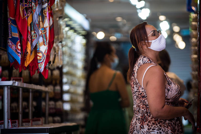 Pessoa com máscara dentro de loja em São Paulo
