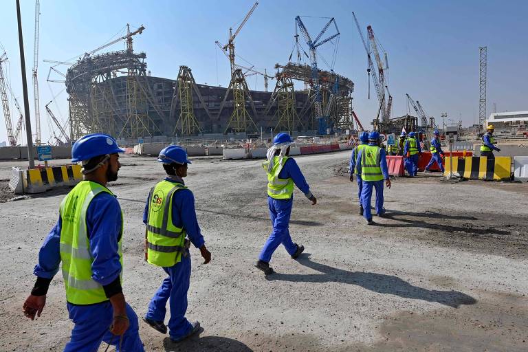 Trabalhadores envolvidos na construção do estádio em Lusail, onde vai acontecer a partida de abertura e a final da Copa do Mundo no Qatar