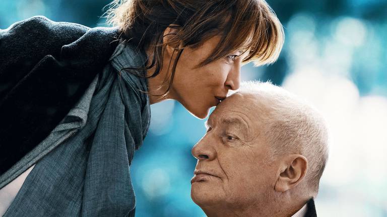 Sophie Marceau e André Dussolier em cartaz do filme 'Está Tudo Bem' (2021), dirigido por François Ozon