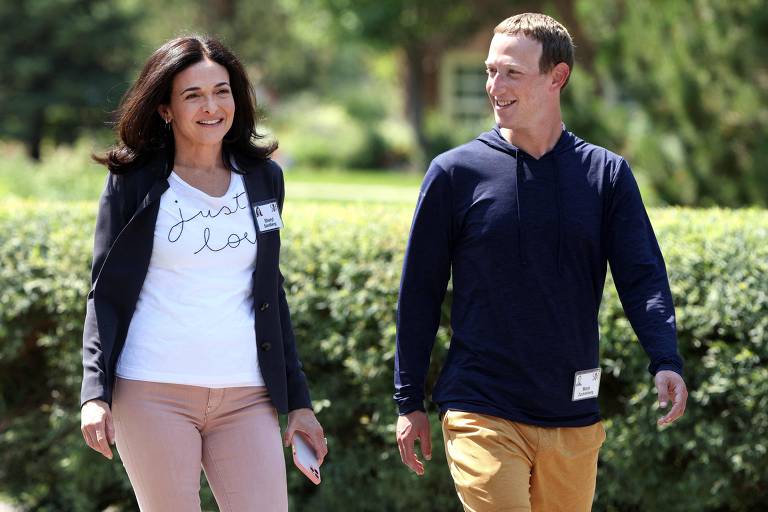 Diretora de operações da Meta, Sheryl Sandberg caminha ao lado de Mark Zuckerberg na conferência de Sun Valley, em Idaho, EUA