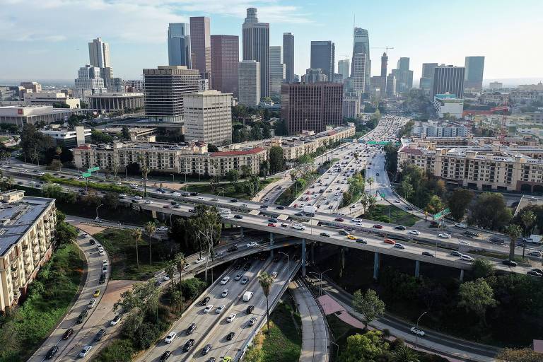 Vista aérea do centro da cidade de Los Angeles (EUA); há prédios ao fundo e carros em tráfego intenso