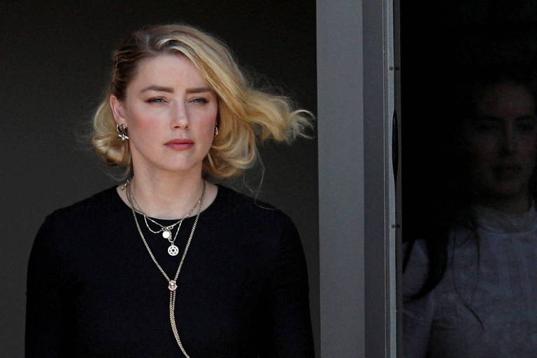 Amber Heard deixando tribunal durante julgamento de processo de difamação