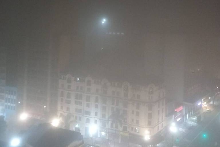 Imagem mostra forte nevoeiro em cidade