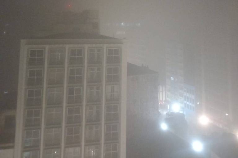 Prédio coberto pela neblina no centro de São Paulo
