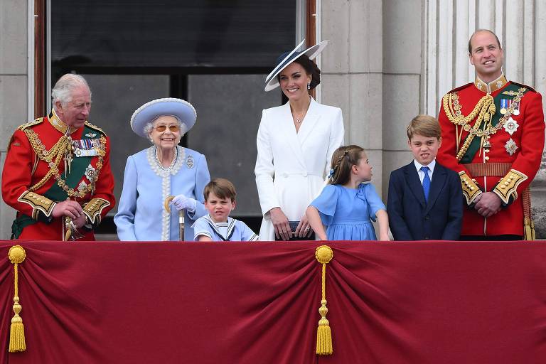 Rainha Elizabeth 2ª saúda britânicos em 1º dia de celebrações do Jubileu de Platina
