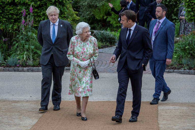 Macron dá cavalo de presente à rainha Elizabeth 2ª por Jubileu de Platina