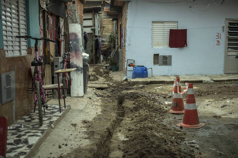 SÃO PAULO, SP, BRASIL, 19-05- 2022: obras de saneamento básico conduzidas pela Sabesp na Favela do Moinho.  As obras começaram recentemente e a expectativa é que terminem até o fim deste ano. Antes, a favela estava há 30 anos sem saneamento. Na imagem a obras para o encanamento de água. (Foto: Jardiel Carvalho/Folhapress -SUP. ESPECIAIS). ***EXCLUSIVO FOLHA ***