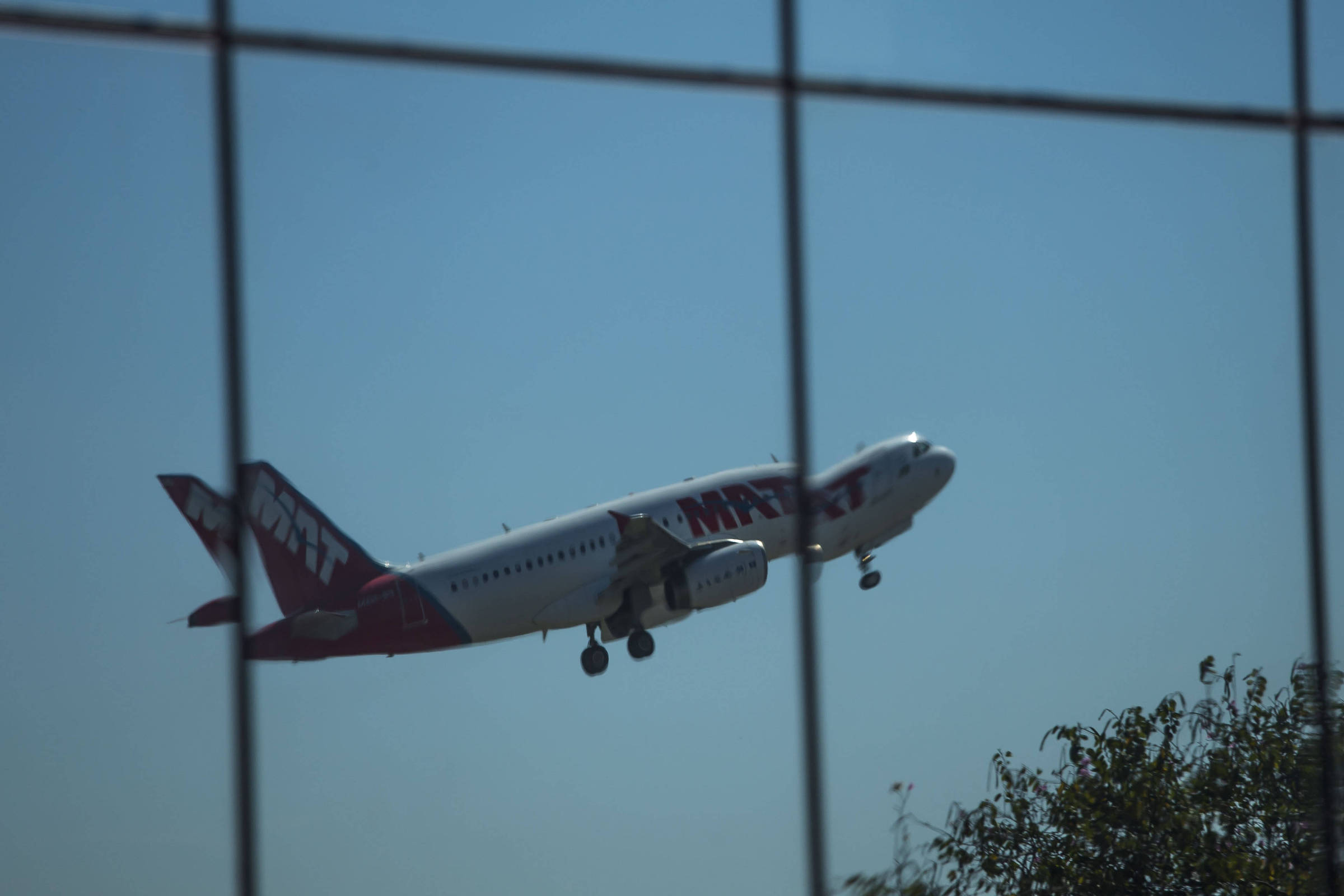 Passagem aérea está pelo menos 50% mais cara - 03/06/2022 - Mercado - Folha