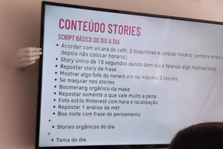 Fotografia colorida mostra uma tela com apresentação do planejamento de conteúdo para stories da influenciadora Bianca Andrade.
