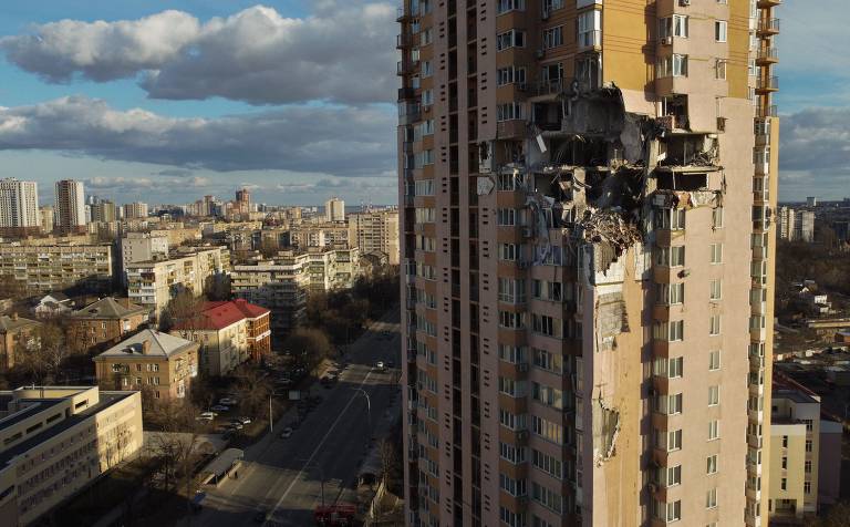 Prédio residencial é atingido por míssil em Kiev, na Ucrânia, em uma das imagens mais impactantes da guerra