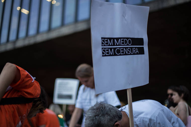 Cartaz em que se lê "sem medo sem censura" em frente ao MASP