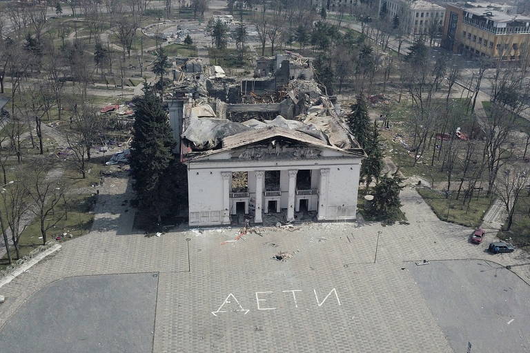 Teatro destruído em Mariupol; cerca de 300 pessoas abrigaram no local morreram no ataque, segundo autoridades ucranianas