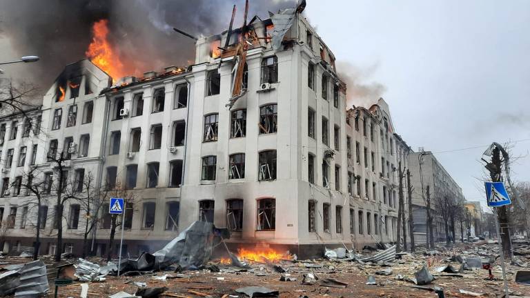 Bombeiros apagam incêndio no prédio do Departamento de Polícia atingido por bombardeio em Kharkiv, a segunda maior cidade da Ucrânia