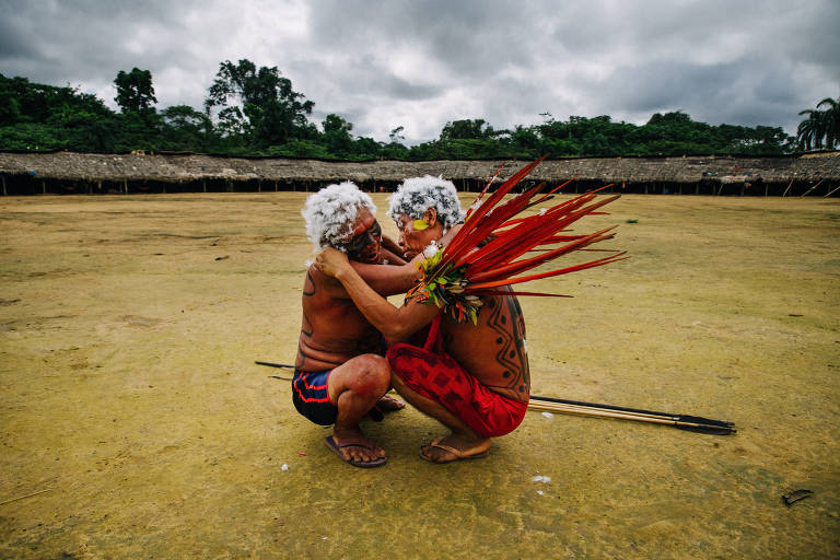 Pajés yanomami realizam ritual na comunidade Xihopi, Terra Indígena Yanomami, no estado do Amazonas