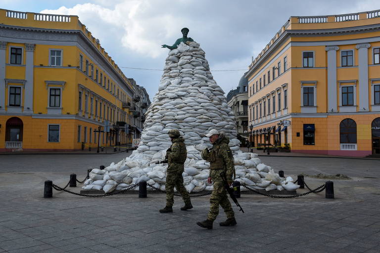 Soldados em Odessa caminham ao lado de estátua protegida por sacos de areia; autoridades ucranianas esperavam ofensiva russa contra a região