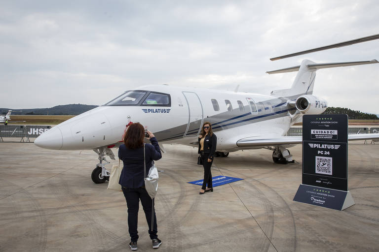 No primeiro dia do evento, o público era composto principalmente por pilotos, profissionais de setores ligados à aviação e convidados de empresas