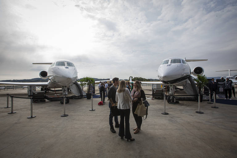 Nos últimos meses, a demanda por aviões particulares cresceu tanto no Brasil, que para conseguir comprar uma aeronave nova, milionários e bilionários estão precisando enfrentar filas de espera que podem durar anos