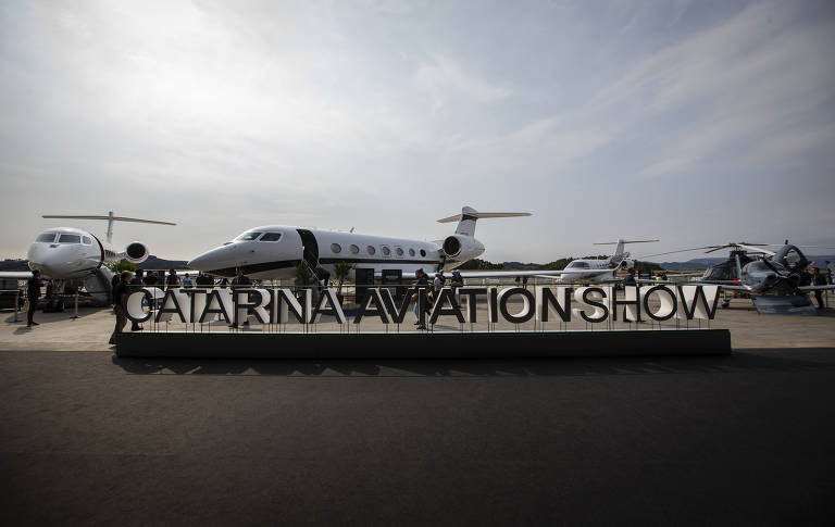 Catarina Aviation Show reúne interessados em jatinhos e itens de luxo