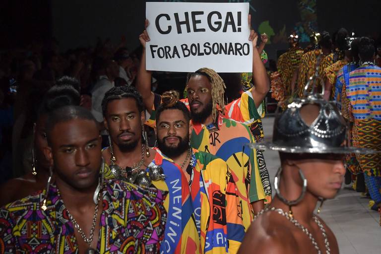 SPFW: desfile da Meninos Rei tem cartaz de 'Fora, Bolsonaro'
