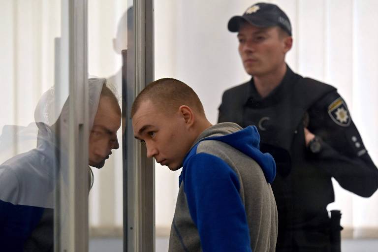 O soldado russo Vadim Chichimarin escuta sentença em tribunal de crimes de guerra, em Kiev