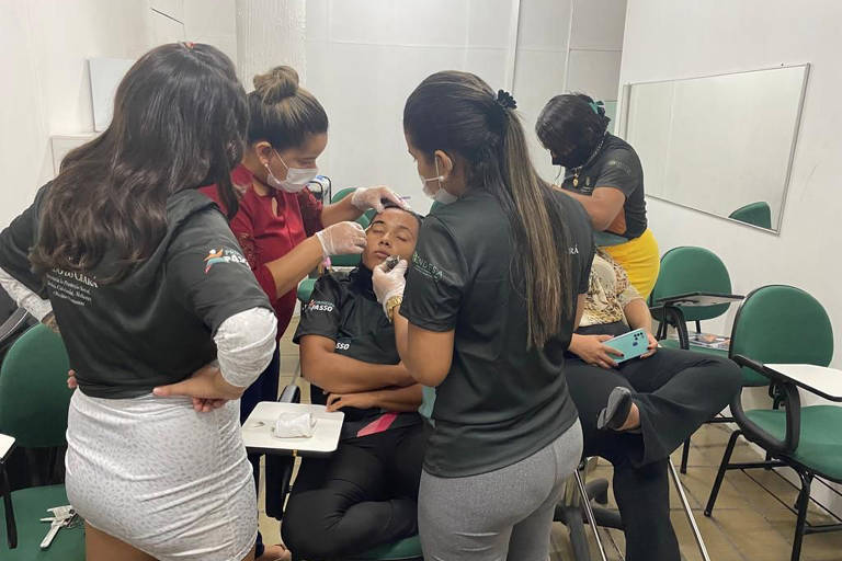 Ceará promove oficina de desing de sobrancelhas para mulheres egressas do sistema prisional