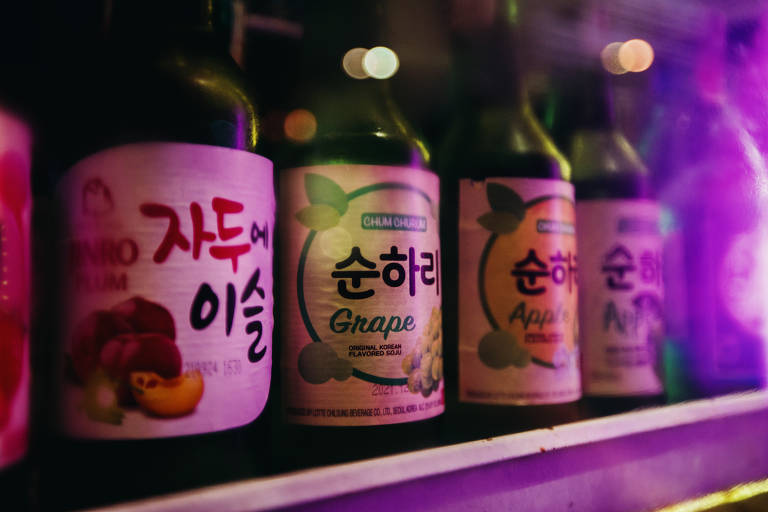 Soju, destilado típico coreano, é servido em locais como o Oksan