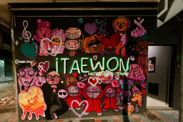Grafite na fachada do Itaewon, que reúne salas de karaokê e bar 