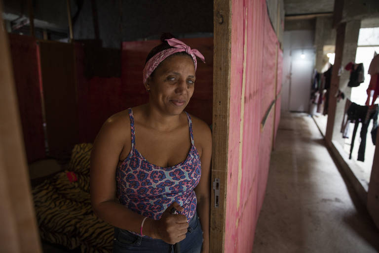 A vendedora venezuelana Jordana Marli, que tem deficiência visual, não encontra emprego e ficou sem ter como pagar aluguel