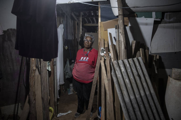 Valdelia da Costa Silva, 61, que tem uma cozinha com fogão a lenha na o ocupação Jorge Hereda, zona leste da capital