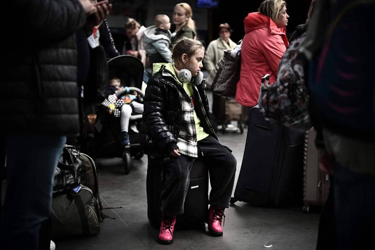Jovem refugiada ucraniana após desembarcar do aeroporto de Bordeaux, em Merignac, na França
