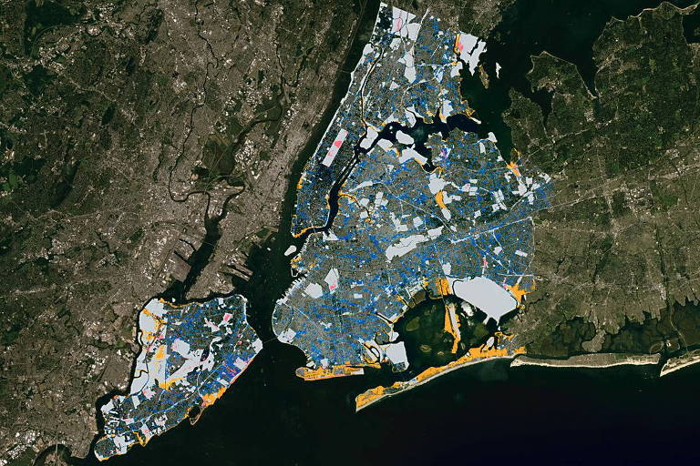 Estudo projeta efeitos de eventos climáticos extremos em Nova York; em amarelo, áreas que seriam impactas pela maré alta em 2080; em azul, regiões que sofreriam inundações profundas e contínuas em razão das chuvas