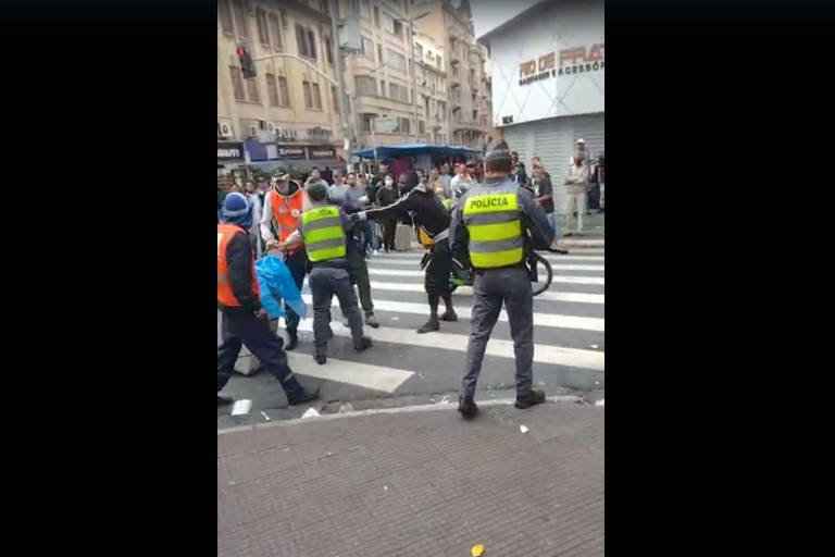 Em ação de fiscalização da Prefeitura de São Paulo contra vendedores ambulantes irregulares na região da rua 25 de Março, nesta quinta (2), houve confronto com policiais militares