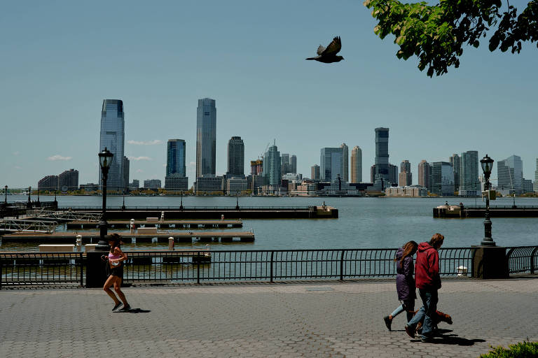 Esplanada do Battery Park City, em Nova York, com vista para o rio Hudson e para Nova Jersey