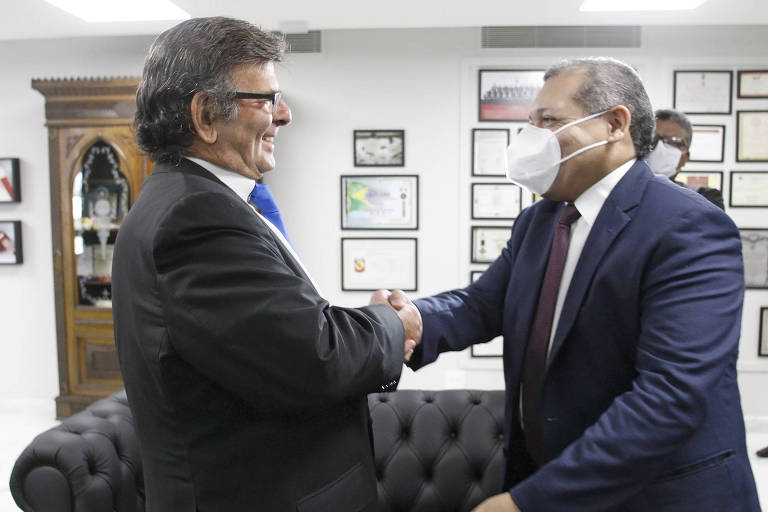 O presidente do STF, Luiz Fux, cumprimenta Kassio Nunes Marques antes da posse dele como ministro do STF
