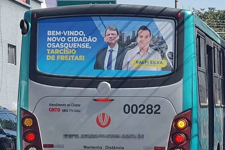 TRE-SP vê propaganda antecipada e manda tirar fotos de Tarcísio de ônibus